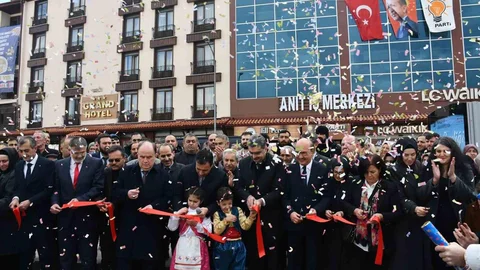 AK Parti'nin Yeni Binada Açılışı Yapıldı