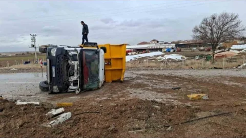 Ereğli'de Kamyon Devrildi, 2 Yaralı