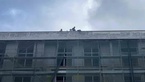 Bolu'da İşçiler Çatıya Çıktı