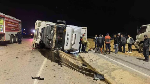 Bursa'da Tır Devrildi, Genç Sürücü Hayatını Kaybetti