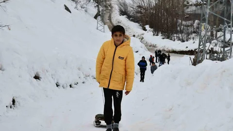 Çocuklar Kızakla Kayarak Eğleniyor