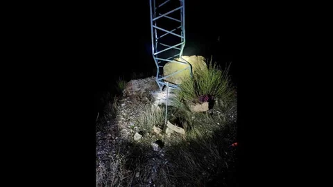 Gercüş'te Kaya Elektrik Direğine Çarptı