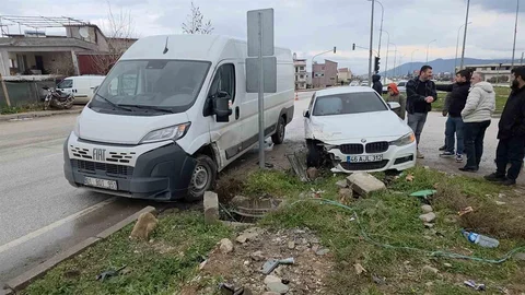 Hatay'da Otomobil ve Minibüs Çarpıştı