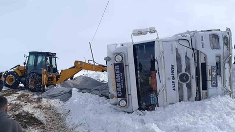 Muradiye'de Tır Devrildi