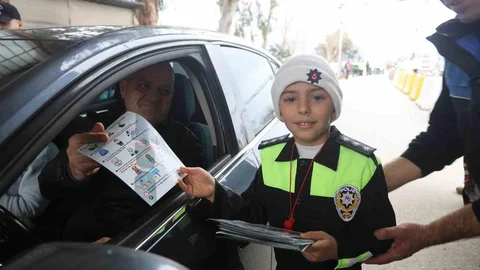 Hatay'da Depremzede Çocuklardan Trafik Denetimi