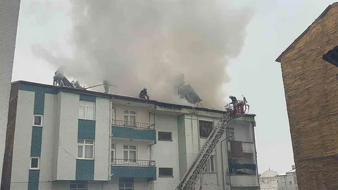 Elazığ'da Çatı Yangını Kontrol Altına Alındı