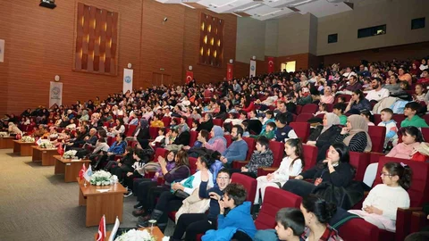 Kayseri'de Çocuklara Karne Hediyesi Tiyatrosu