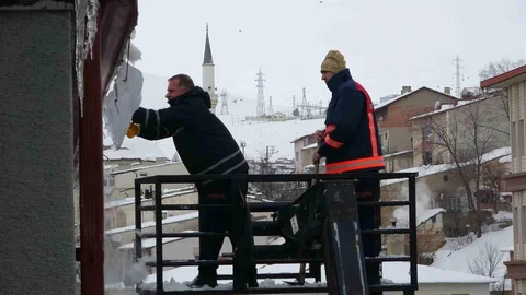 Bayburt'ta Çatıdan Düşen Kar Kütleleri Araçlara Zarar Verdi