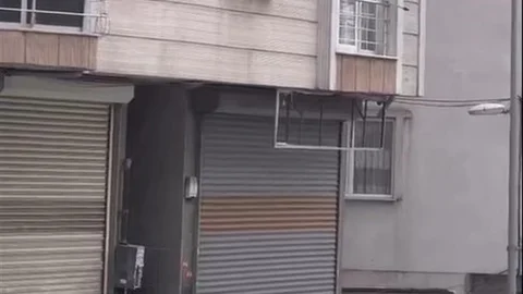 İstanbul'da Genç Kadın Camdan Atlarken Görüntülendi