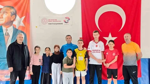 Sarıgöl'de Minik Güreşçiler Tatil Yapmıyor
