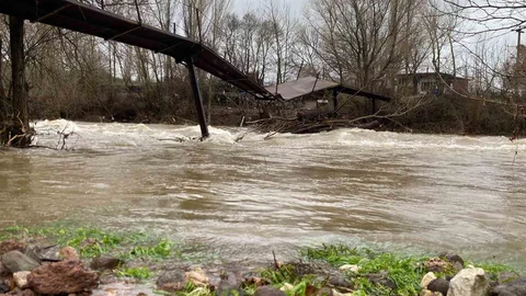 Ayvacık'ta Şiddetli Yağış Etkili Oluyor