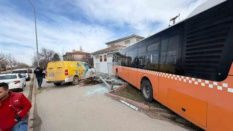 Kırşehir'de Kargo Aracı Kazaya Karıştı