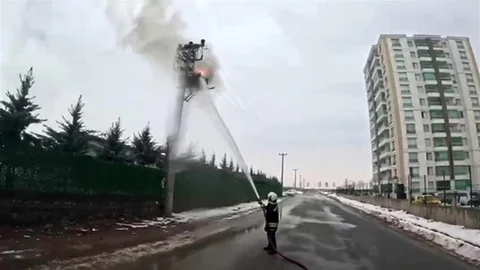 Diyarbakır'da Elektrik Direği Yangını