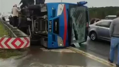 Kağıthane'de Cezaevi Nakil Aracı Devrildi