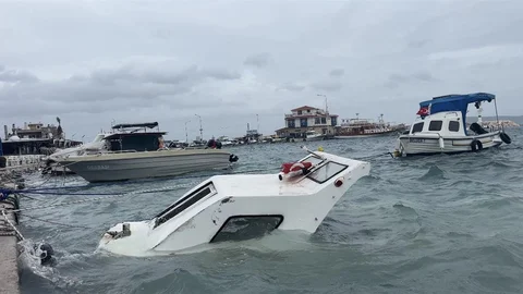 İzmir'de Fırtına ve Dalgalar Tekne Batırdı