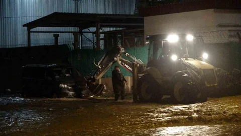 Çanakkale'de Taşan Kepez Çayı'nda Araç Kurtarıldı