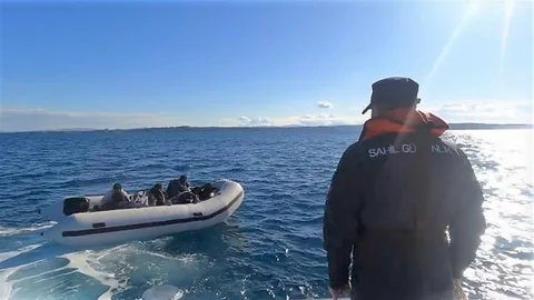 İzmir Açıklarında Düzensiz Göçmen Yakalandı