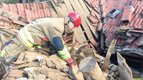 Manisa’da Kerpiç Ev Çöktü