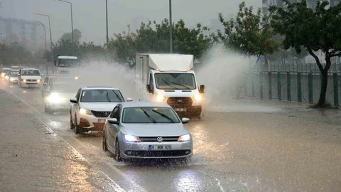 Adana'da Şiddetli Yağış Etkili Oldu