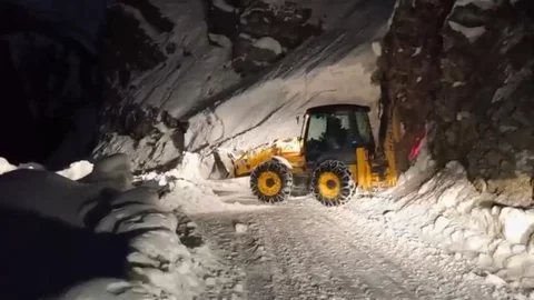 Pervari'de Çığ Düşen Yol Yeniden Açıldı