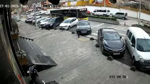 Esenler'de İETT Otobüsü Park Halindeki Araçlara Çarptı