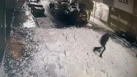 Bingöl'de Çatıdan Kar Düşmesi Olayı