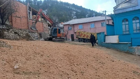 Kütahya'da Tarihi Camii Çevresindeki Kirlilik Giderildi