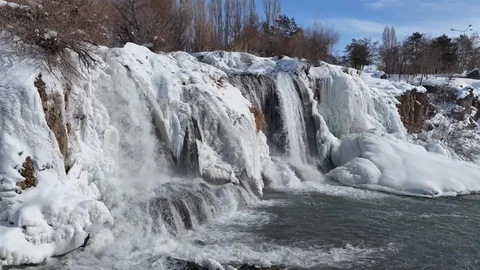Van’da Muradiye Şelalesi Dondu