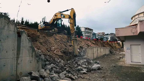 Bursa'da Çöken Duvar Yenileniyor