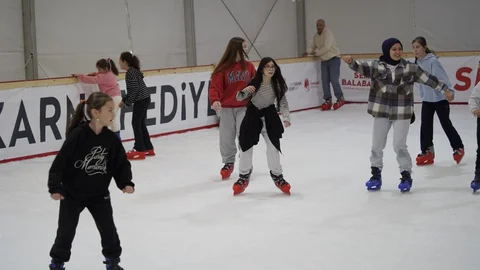 Manisa'da Öğrencilere Eğlenceli Buz Pistinde Fırsat