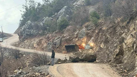 Yamaçtan Düşen Kaya Yolu Kapattı