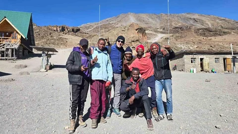 Hakkari Eğitimcisi Kilimanjaro'ya Tırmandı