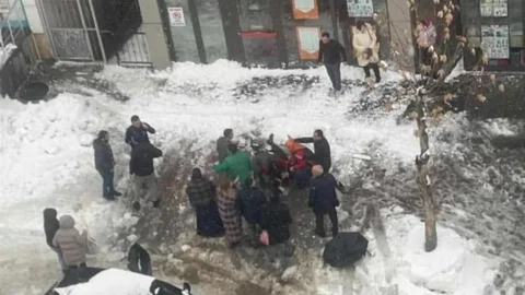 Bingöl'de Kar Kütlesi Altında Kalan Kadın Hayatını Kaybetti