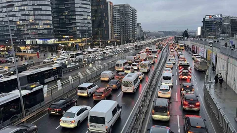 İstanbul'da Trafik Yoğunluğu Yükseldi