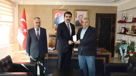 Tomarza’da Emekli Memura Plaket Verildi
