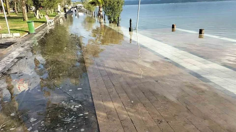 Köyceğiz Gölü Taştı, Atatürk Kordonu Sular Altında Kaldı
