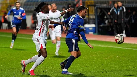 Kasımpaşa - Samsunspor Maçında İlk Yarısı Golsüz Geçti
