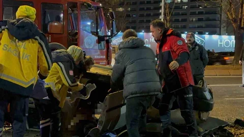 Takla Atan Otomobilde Sıkışan Arkadaşına Yardım