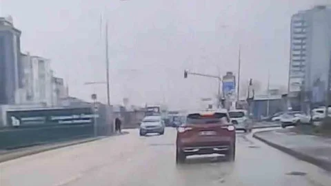 Bursa'da Ters Yöne Giren Araç Paniğe Neden Oldu