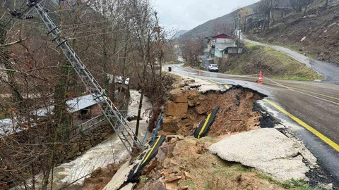 Osmaniye'de Yolda Göçük Oluştu