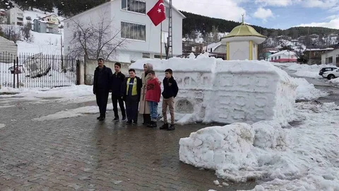 Tarihi Sivas Valiliği’nin Kardan Maketi İlgi Odağı