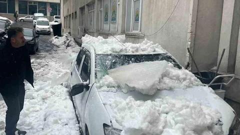 Tatvan'da Düşen Kar Otomobili Zarar Verdi