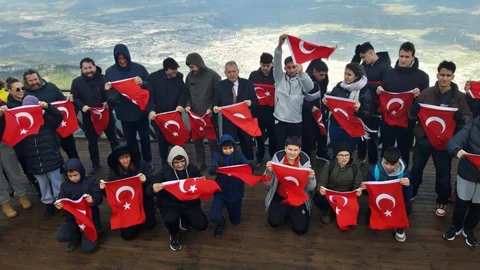 Manisa’da Spil Dağı’nda Bayrak Coşkusu