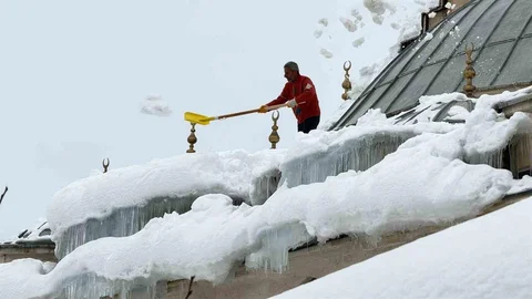 Hakkari'de Cami Çatısı Temizlendi