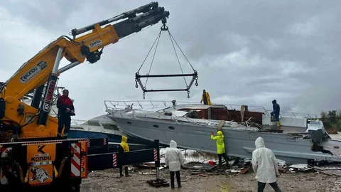 Antalya'da Hortumun Vurduğu Tekneler Kurtarılıyor