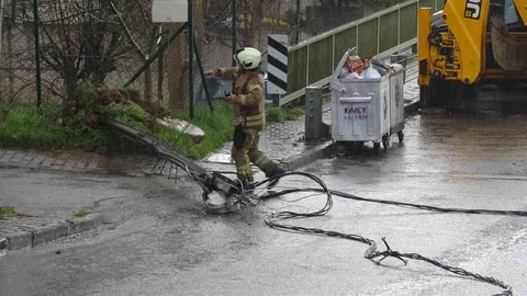 Kartal'da Hafriyat Kamyonu Elektrik Tellerine Takıldı