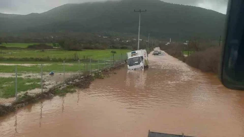 Muğla'da Yağmur Kamyoneti Mahsur Bıraktı