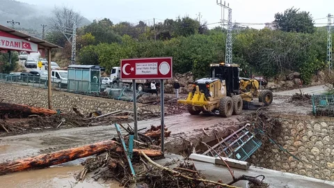 Mersin'de Sel Temizliği Sürüyor