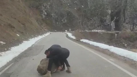 Tokat'ta Yola Düşen Kaya Parçası Çekildi