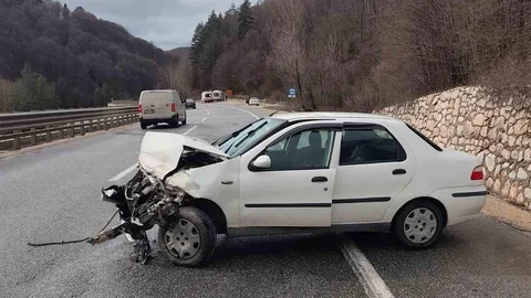 Bursa'da Otomobil Bariyerlere Çarptı
